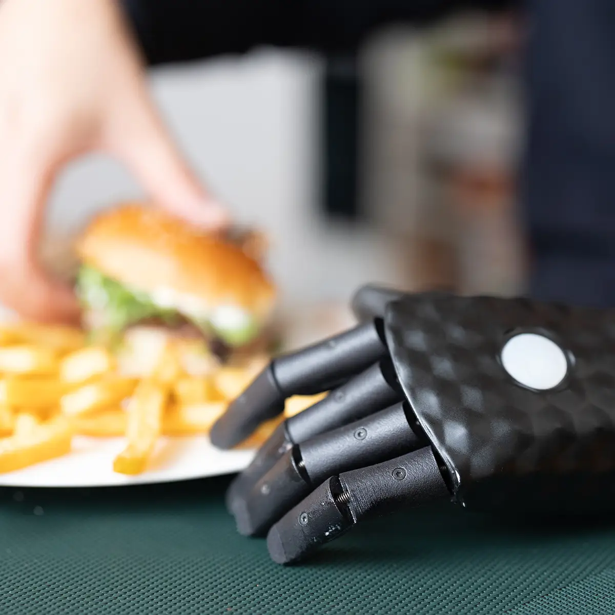 Produktfotografie Trier: Roboterhand mit Burger