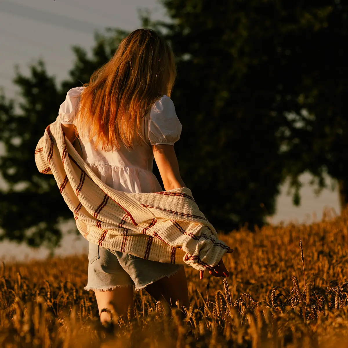 Portraitfoto im Kornfeld bei goldenem Licht