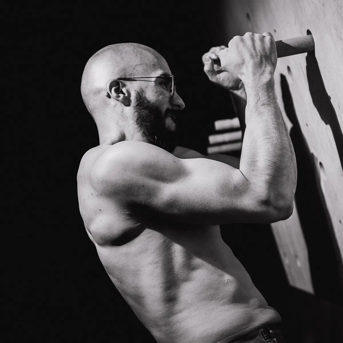 Boulderfotograf: Mann an  Trainingsboard